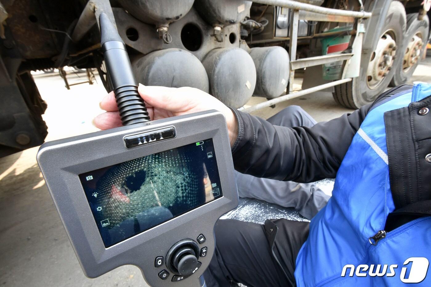 공무원들이 화물 차량의 매연저감장치 탈거, 훼손 및 변경 여부를 점검하고 있다. (뉴스1/DB) ⓒ News1