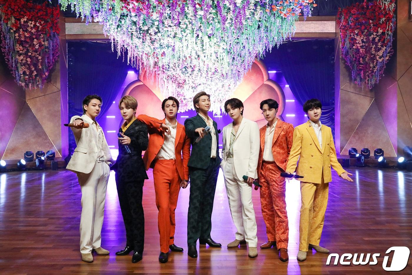 본문 이미지 - 그룹 방탄소년단(BTS)이 15일(한국시간) 온라인으로 제63회 그래미 어워드(GRAMMY AWARDS)에서 작년 8월 발매한 디지털 싱글 'Dynamite'로 단독 공연을 펼치고 있다.(빅히트 엔터테인먼트 제공) 2021.3.15/뉴스1 ⓒ News1 김진환 기자