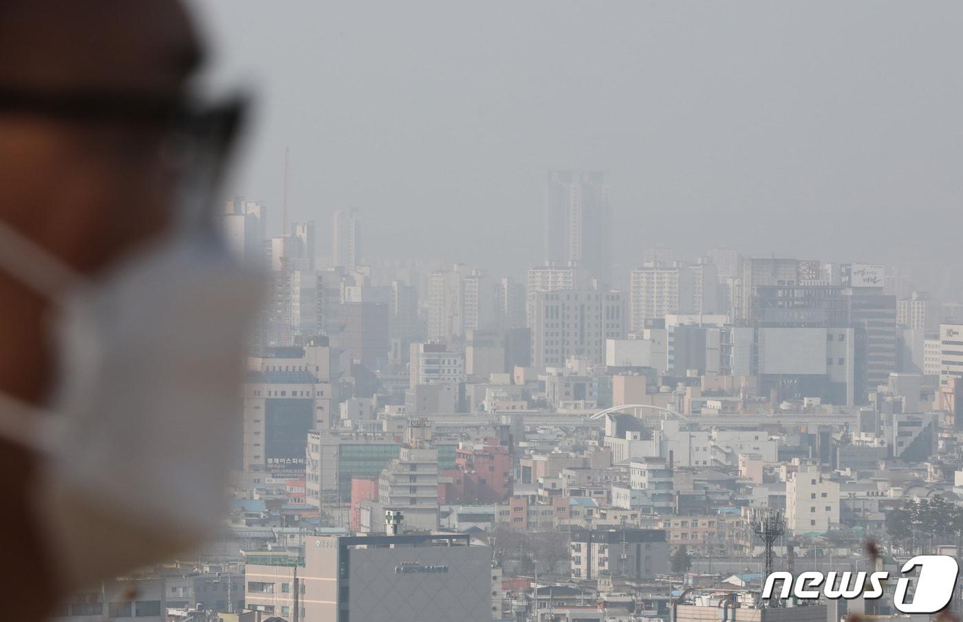 본문 이미지 - 26일 대전·충남은 대기가 건조한 가운데 낮과 밤의 기온 차가 15도 안팎으로 클 것으로 예보됐다. 대전시내가 미세먼지로 뿌옇게 보이고 있다.  ⓒ 뉴스1 김기태 기자