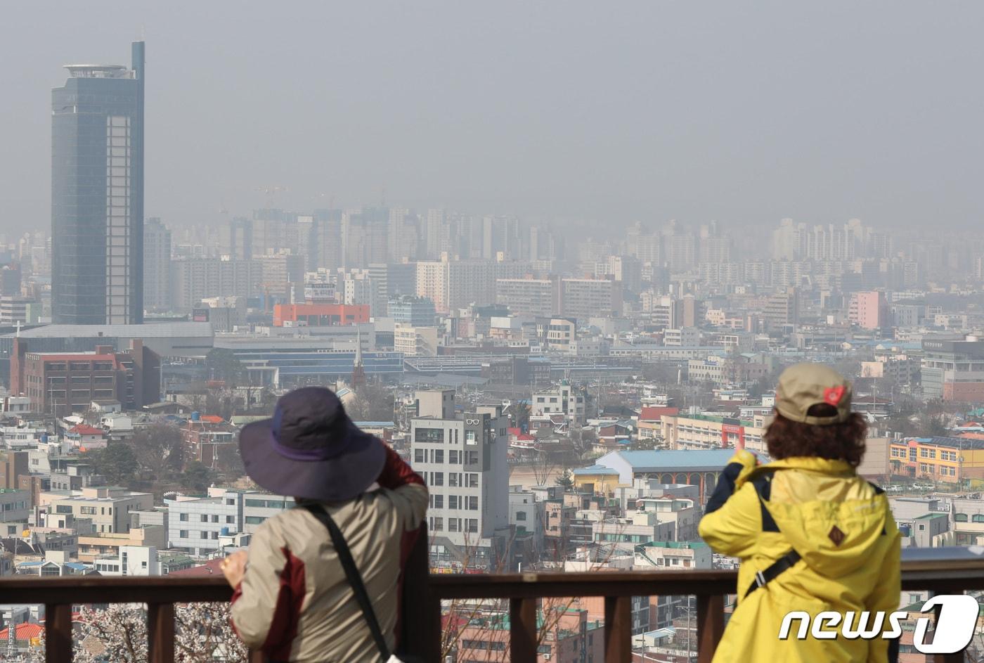 본문 이미지 - 16일 대전·충남은 오전에 가시거리 200m 미만의 짙은 안개가 낄 것으로 예보됐다. 대전시내가 미세먼지로 뿌옇게 보이고 있다. / 뉴스1 ⓒ News1 김기태 기자