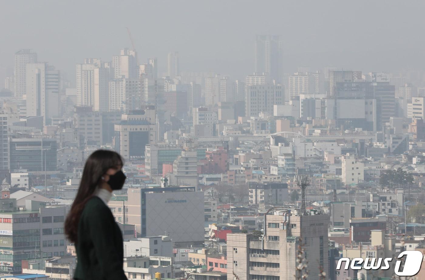 본문 이미지 - 전국 대부분 지역에 미세먼지 농도가 '나쁨'을 보인 15일 대전시내가 미세먼지로 뿌옇게 보이고 있다. 2021.3.15 ⓒ 뉴스1 김기태 기자