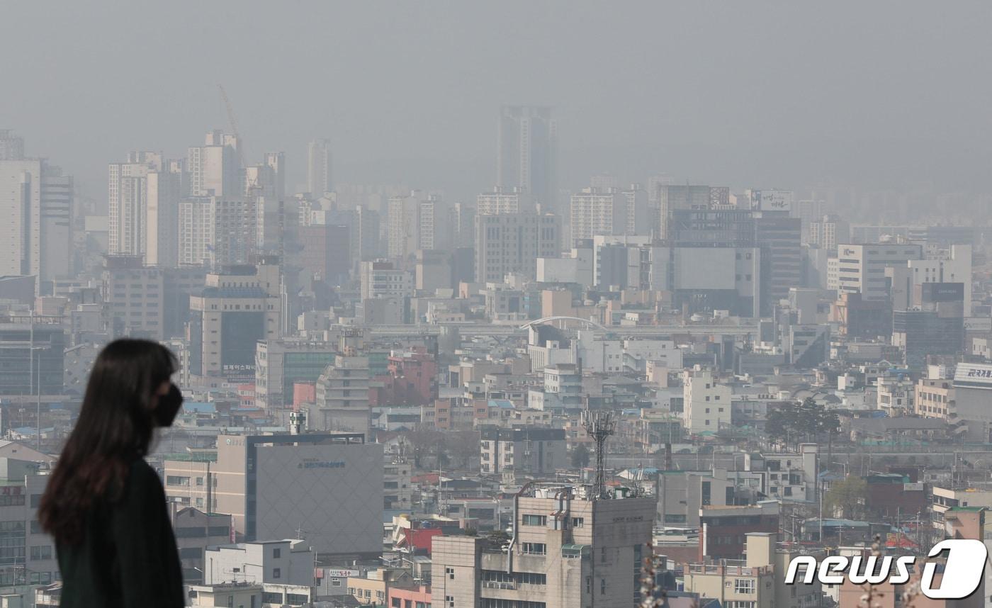 본문 이미지 - 미세먼지로 뿌옇게 보이는 도시 (자료사진)  ⓒ 뉴스1 김기태 기자