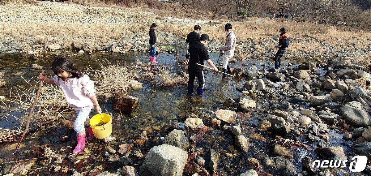 본문 이미지 - 전북 완주군 운주농천유학센터에 입소한 어린이들이 체험활동을 하고 있다.(완주군제공)2021.3.15/뉴스1