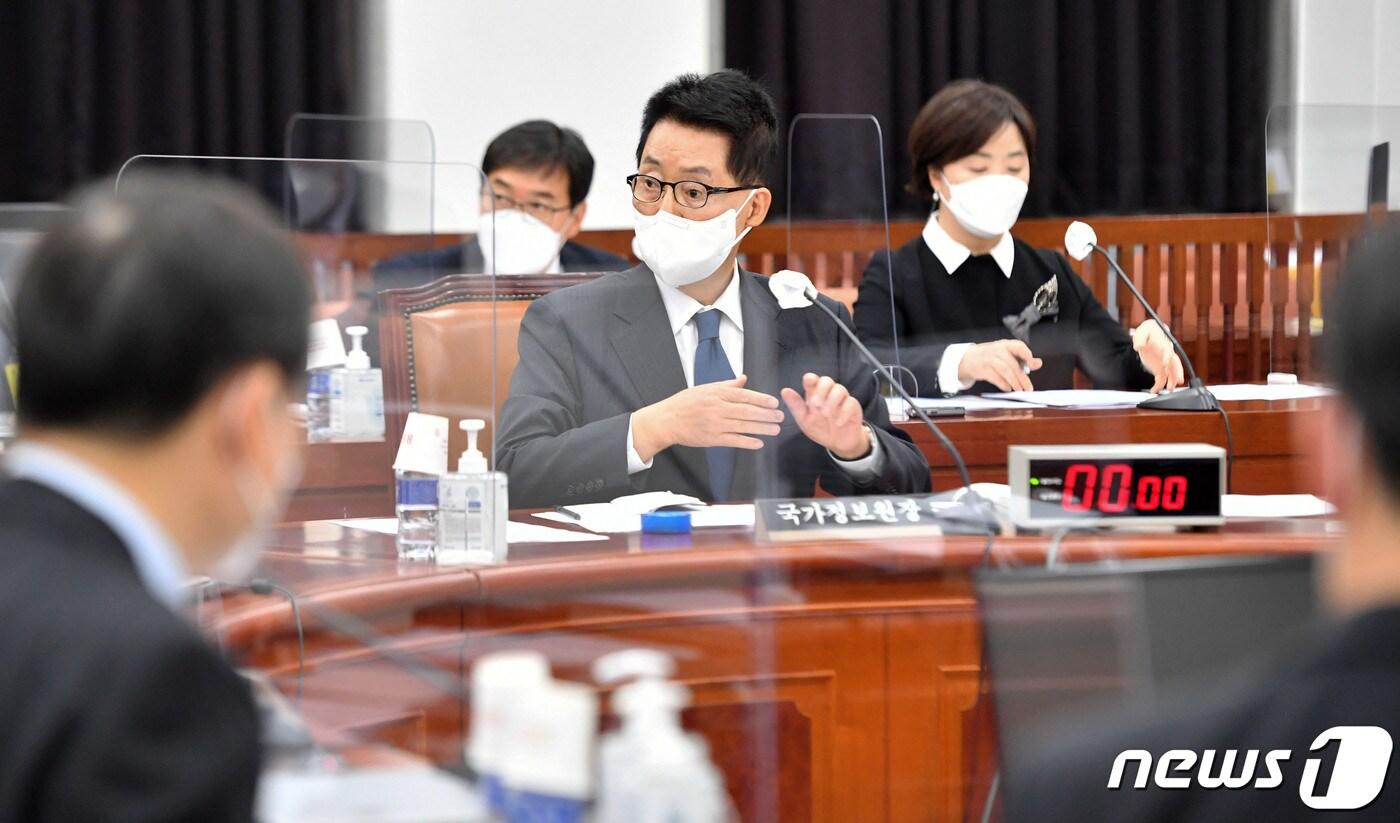 본문 이미지 - 박지원 국가정보원장이 15일 오후 서울 여의도 국회에서 열린 정보위원회 전체회의에 출석하고 있다. 2021.3.15/뉴스1 ⓒ News1 신웅수 기자