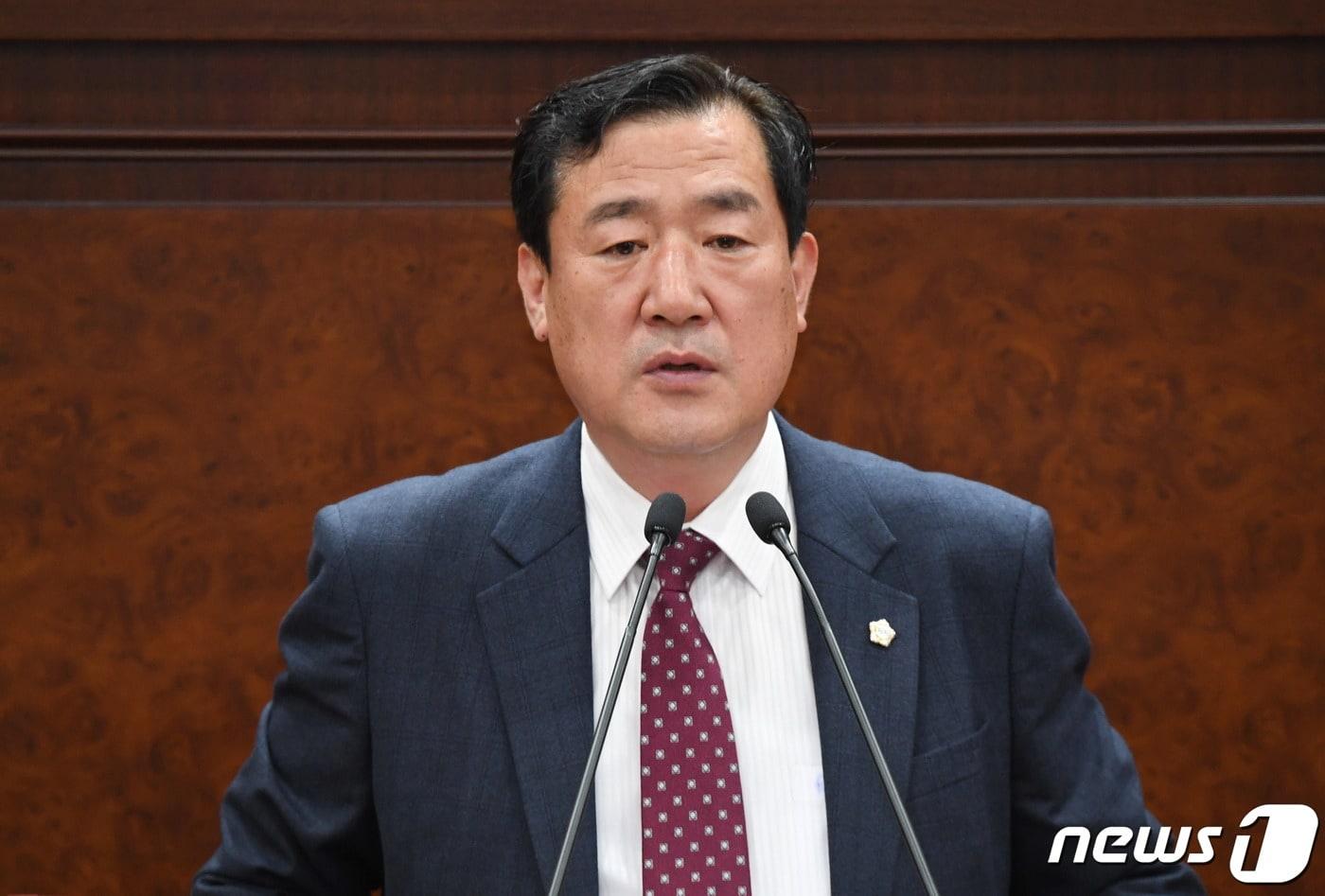 본문 이미지 - 김한호 김해시의회 부의장(사진)이 15일 열린 제235회 김해시의회 임시회 자유발언을 통해 임산부 전용콜택시 도입을 제안하고 있다. ⓒ 뉴스1 김명규 기자