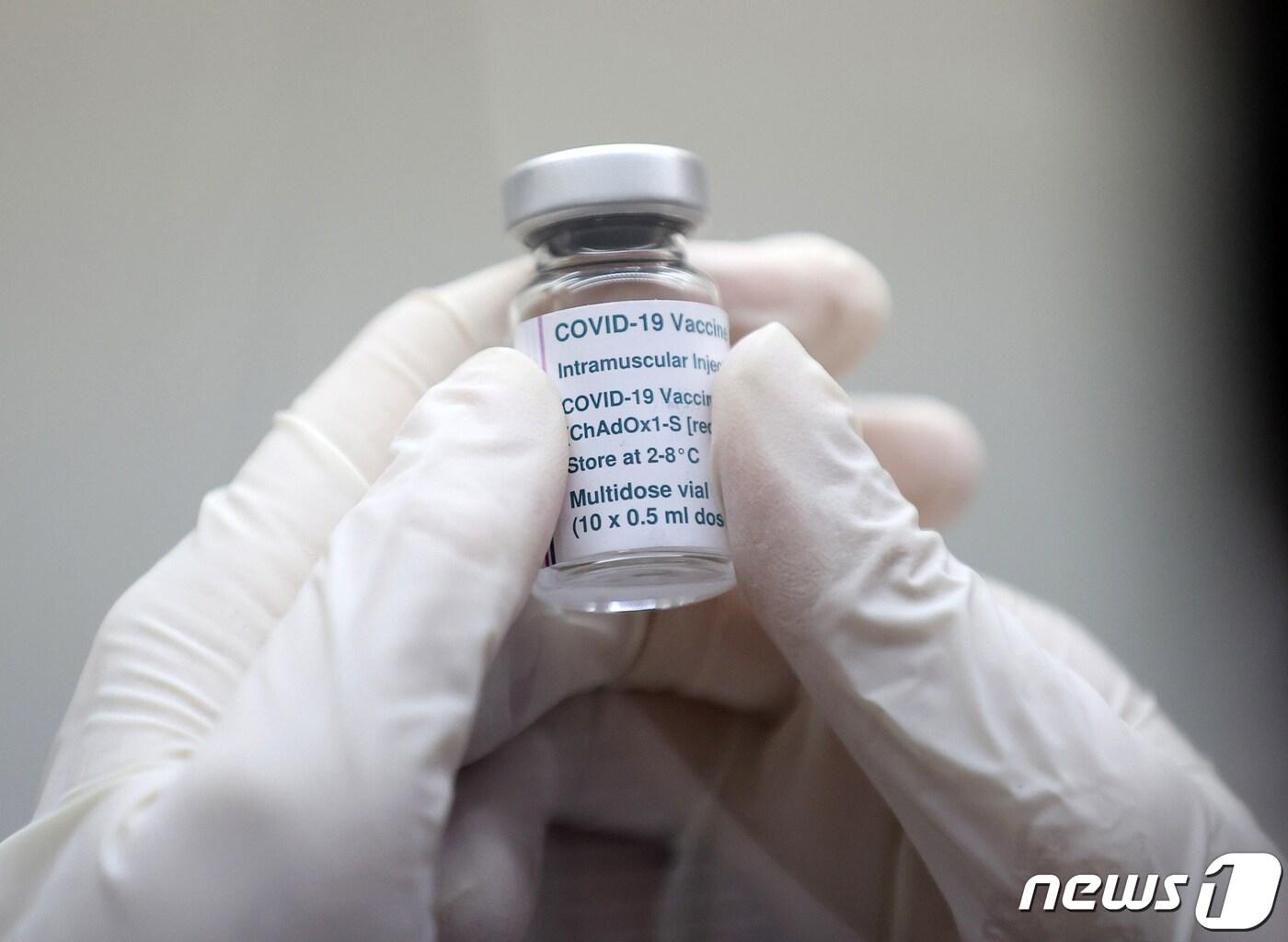 본문 이미지 - 15일 오후 서울 성동구청 대강당에 마련된 신종 코로나바이러스 감염증(코로나19) 예방접종센터에서 의료진이 아스트라제네카 백신 병을 들어보이고 있다. 2021.3.15/뉴스1 ⓒ News1 구윤성 기자