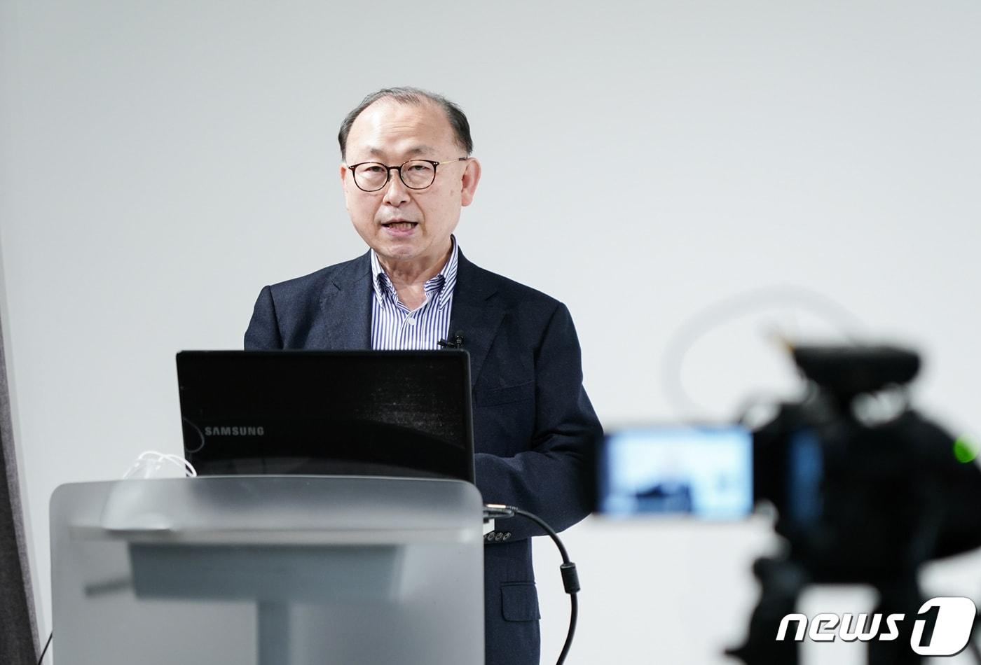 한국무역협회가 15일 개최한 ‘인코텀즈(Incoterms) 2020 활용 물류비 절감 방안 온라인 설명회’에서 영원NCS컨설팅 정일환 대표가 강연을 하고 있다.(사진제공=한국무역협회) ⓒ 뉴스1