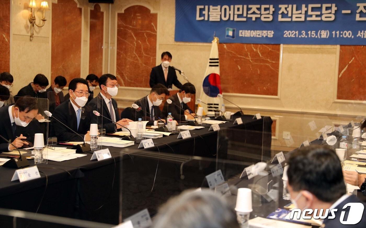 본문 이미지 - ‘더불어 민주당 전남도당 전라남도 당정협의회’가 15일 서울 켄싱턴호텔에서 열린 가운데 김영록 전라남도지사가 인사말을 하고 있다. 이날 협의회에는 김승남 더불어민주당 도당위원장, 김원이·주철현·김회재·이개호·서삼석·신정훈·소병철·서동영·윤재갑 지역국회의원이 참석해 정책 및 제도개선 등 지역 현안에 대해 논의했다. (전남도 제공) 2021.3.15/뉴스1 ⓒ News1