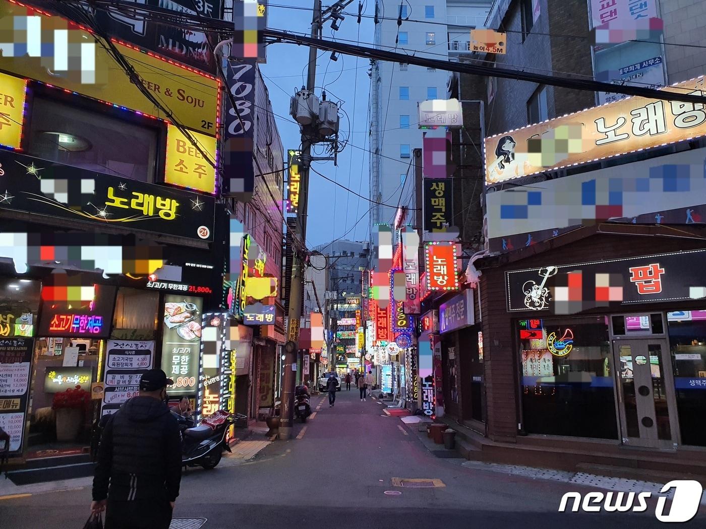 본문 이미지 - 15일 오후 7시 부산진구 서면 유흥주점 거리.2021.3.15/ⓒ 뉴스1 노경민 기자