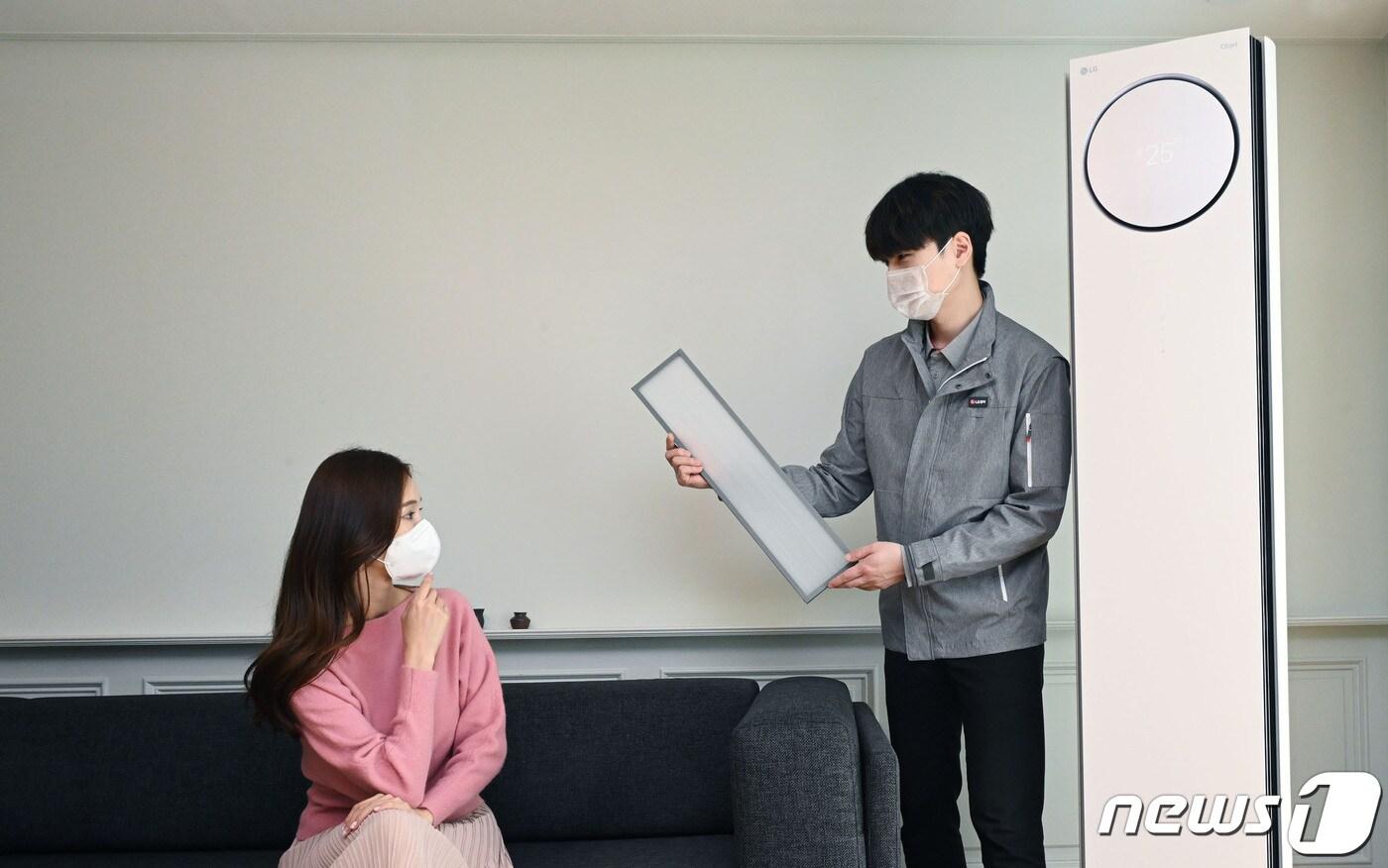 LG전자 서비스 엔지니어(사진 오른쪽)가 '휘센 에어컨 사전점검 서비스'를 진행하고 있다. (LG전자 제공)ⓒ 뉴스1