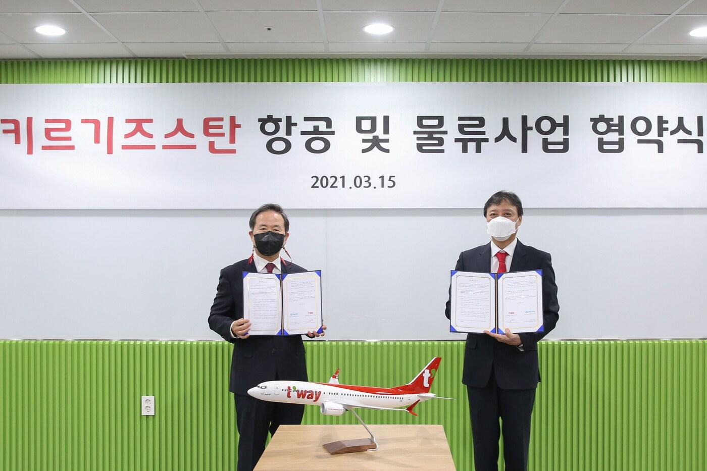 민병도 페이버스그룹 회장(왼쪽)과 나성훈 티웨이항공 부회장이 교류 활성화 위한 업무협약 체결하고 기념사진을 찍고 있다.(티웨이항공 제공)ⓒ 뉴스1