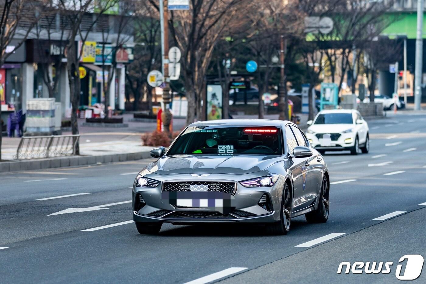본문 이미지 - 일반도로에서 교통법규 위반 차량을 단속하는 암행순찰차. ⓒ 뉴스1