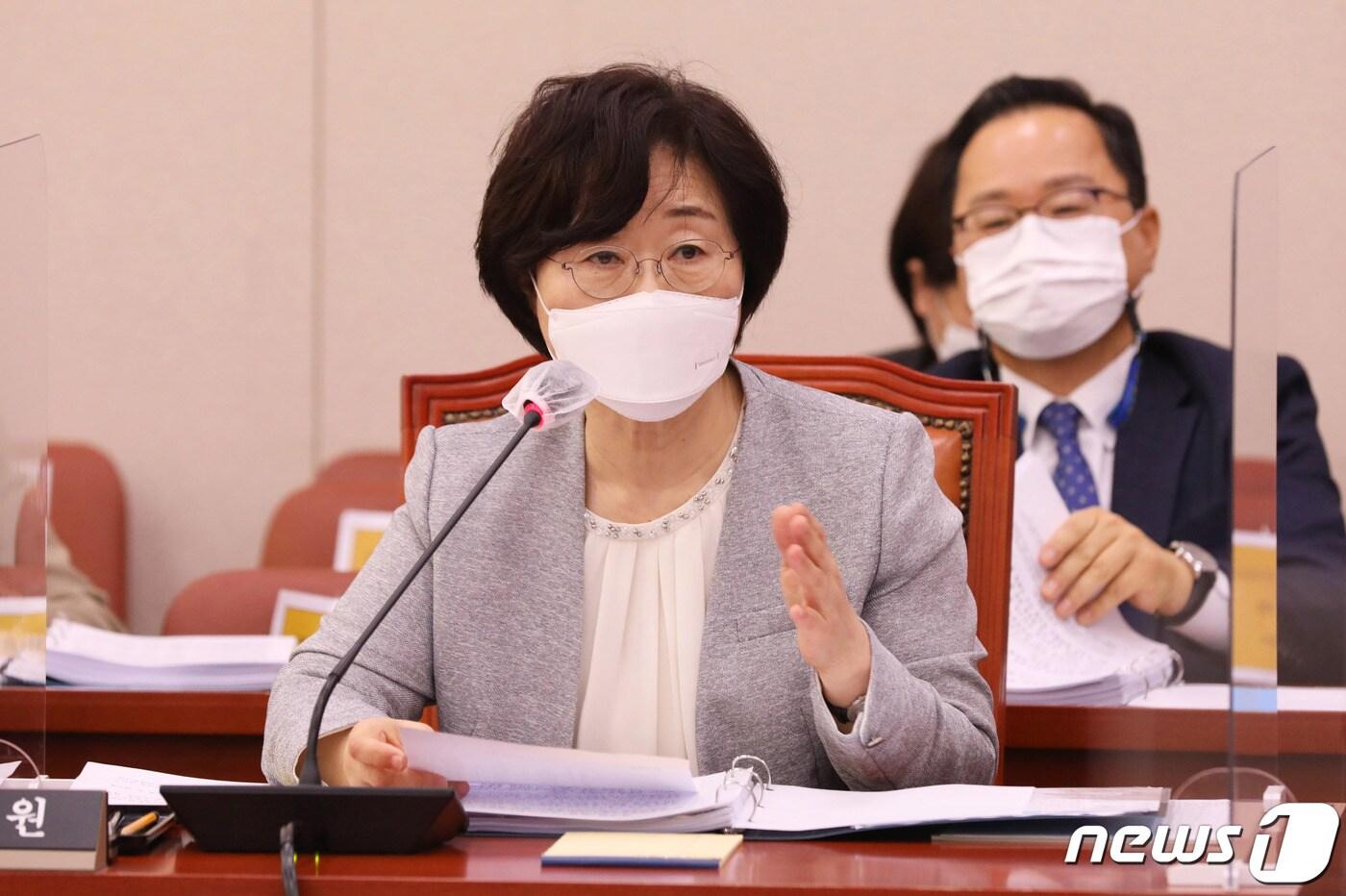 본문 이미지 - 정영애 여성가족부 장관이 서울 여의도 국회에서 열린 여성가족위원회 전체회의에서 의원들의 질의에 답변하고 있다. 2021.3.16/뉴스1 ⓒ News1 신웅수 기자