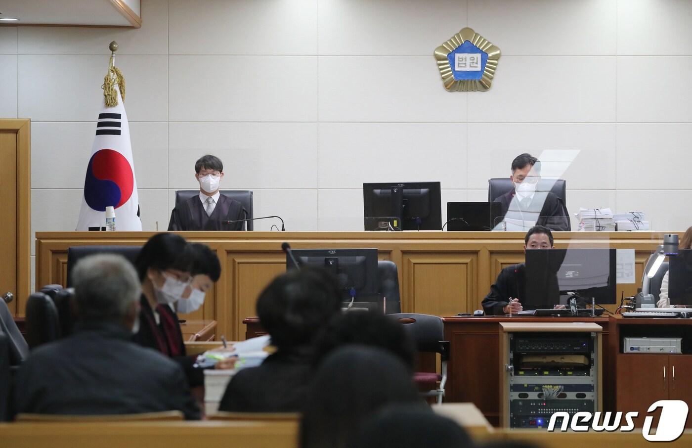 본문 이미지 - 16일 오전 제주지방법원 201호 법정에서 제주4·3 수형인 군사재판 재심 청구사건에 대한 결심·선고 공판이 진행되고 있다. 이날 재심 선고 공판은 오전 10시부터 오후 6시까지 20분 단위의 릴레이 방식으로 진행되며, 원고는 제주4·3사건 당시 불법 재판으로 억울하게 옥살이를 해야 했던 수형인 335명이다.2021.3.16/뉴스1 ⓒ News1 오현지 기자