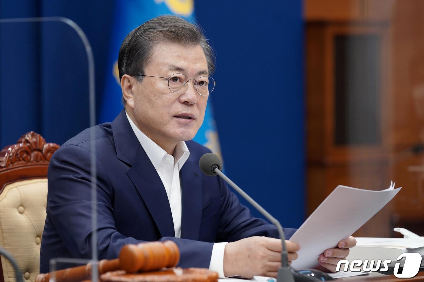 문재인 대통령이 16일 오전 청와대에서 열린 국무회의를 주재하고 있다. 2021.3.16/뉴스1 ⓒ News1 이광호 기자