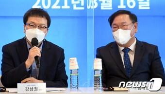 본문 이미지 - 강삼권 벤처기업협회장(왼쪽) ⓒ News1 국회사진취재단