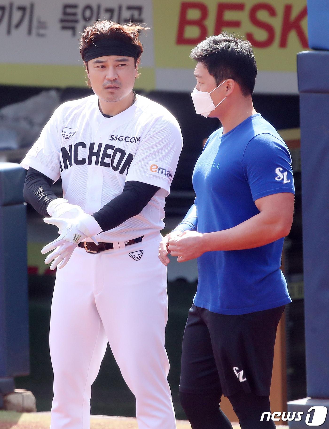 본문 이미지 - SSG 랜더스 추신수가 16일 오전 대구삼성라이온즈파크에서 팀 훈련에 앞서 삼성 오승환과 만나 이야기 나누고 있다. 이날 오후 삼성과 SSG가 연습경기를 갖는다. 2021.3.16/뉴스1 ⓒ News1 공정식 기자