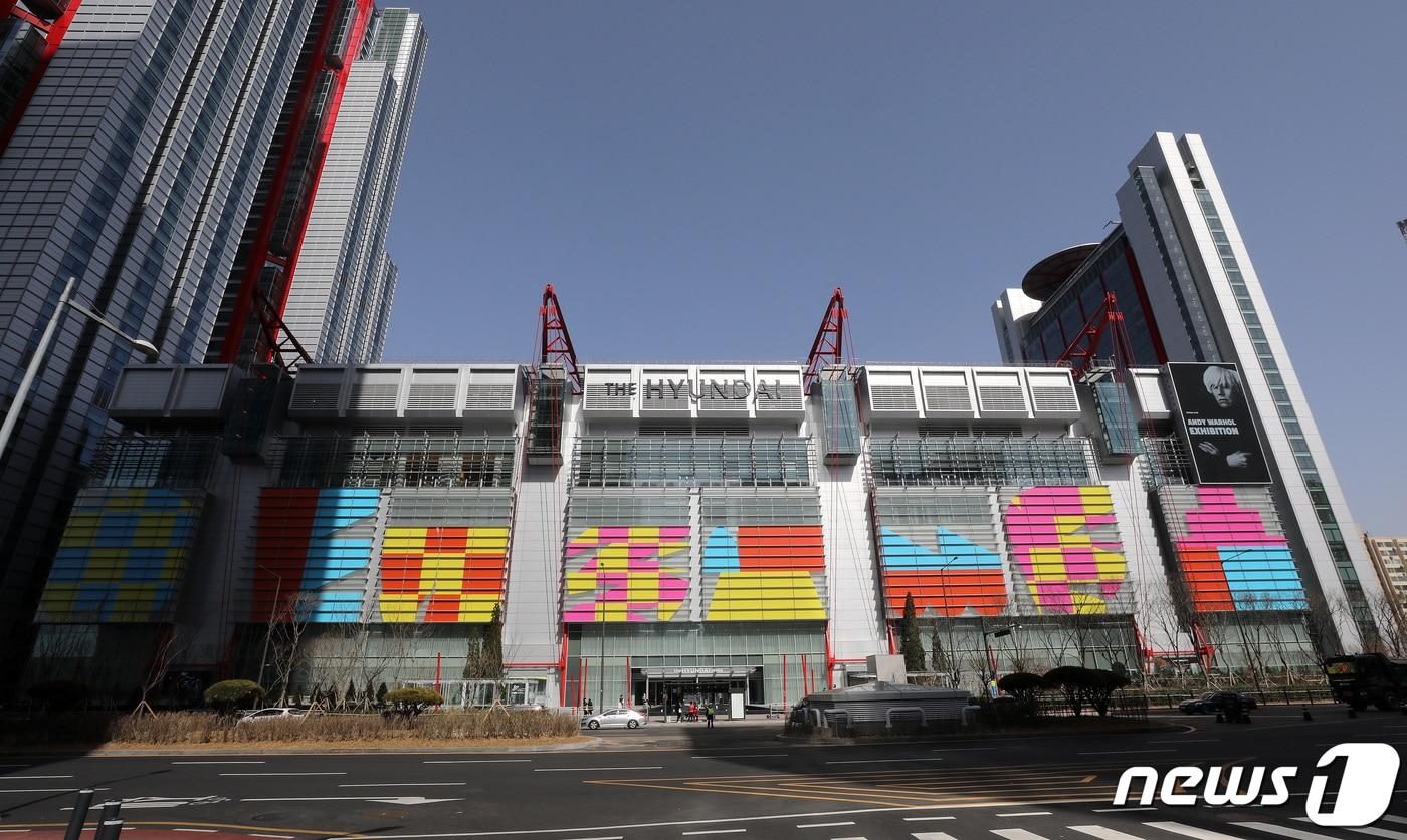 본문 이미지 - 여의도 더현대 서울 전경. 2021.3.16/뉴스1 ⓒ News1 박세연 기자