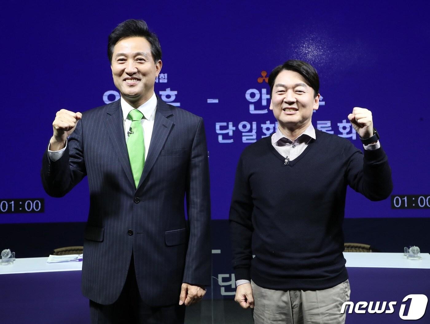 본문 이미지 - 오세훈 국민의힘 서울시장 후보와 안철수 국민의당 서울시장 후보가 16일 오후 서울 영등포 더플러스 스튜디오에서 열린 후보 단일화 TV토론회에 앞서 포토타임을 갖고 있다 2021.3.16/뉴스1 ⓒ News1 국회사진취재단