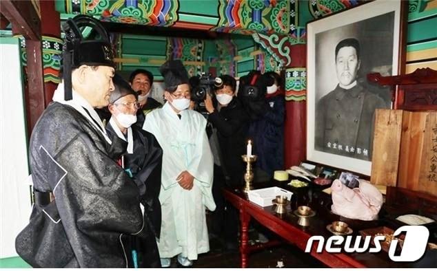 본문 이미지 - 정종순 장흥군수(맨 왼쪽)가 전국 유일의 안중근 의사 추모 사당인 해동사에서 열린 추모제에서 절을 하고 있다. ⓒ News1