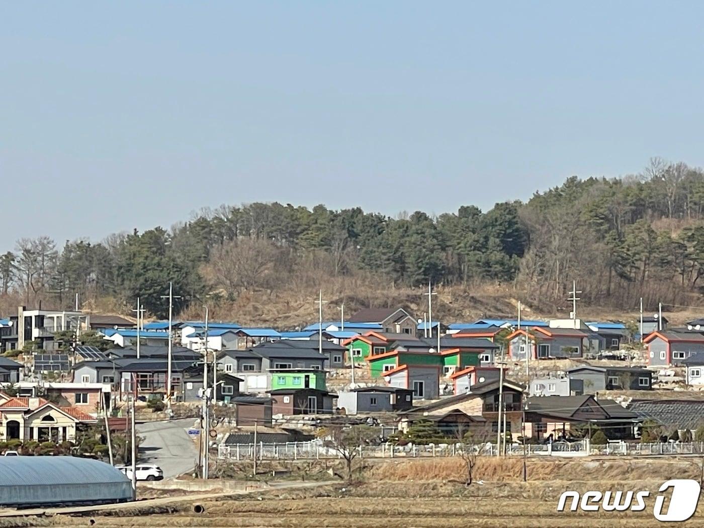 본문 이미지 - 17일 충주 바이오헬스 국가산단에도 투기 의혹이 제기됐다. 사진은 대소원면 완오리 국가산단 예정지에 지어진 조립식 주택 모습.2021.3.17/ⓒ 뉴스1