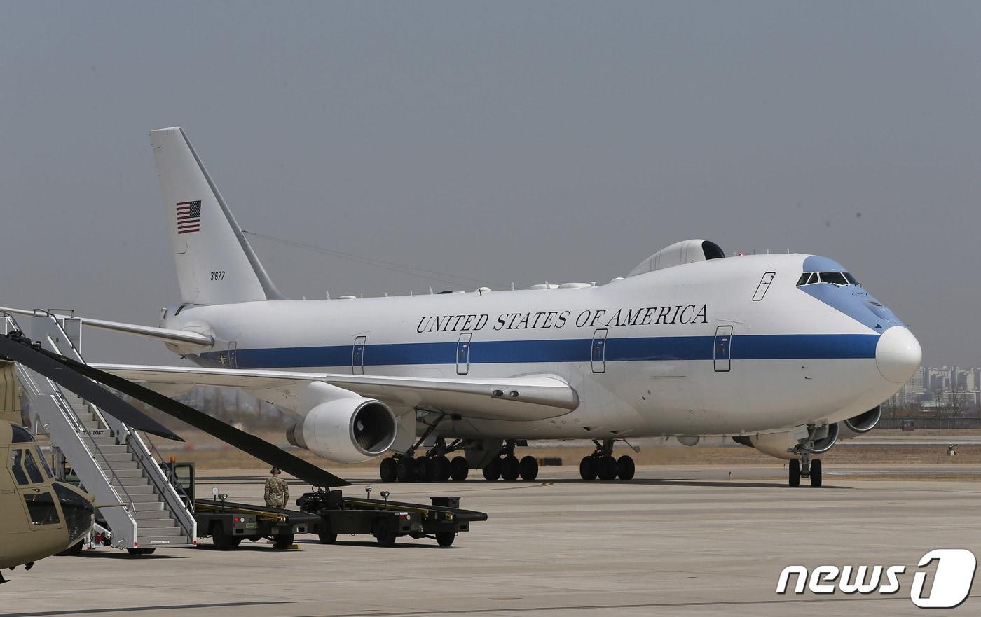 로이드 오스틴 전 미국 국방부 장관이 2021년 3월 17일 방한 당시 E-4B를 타고 경기도 오산 미 공군기지에 도착했다. 2021.3.17/뉴스1 ⓒ News1 사진공동취재단