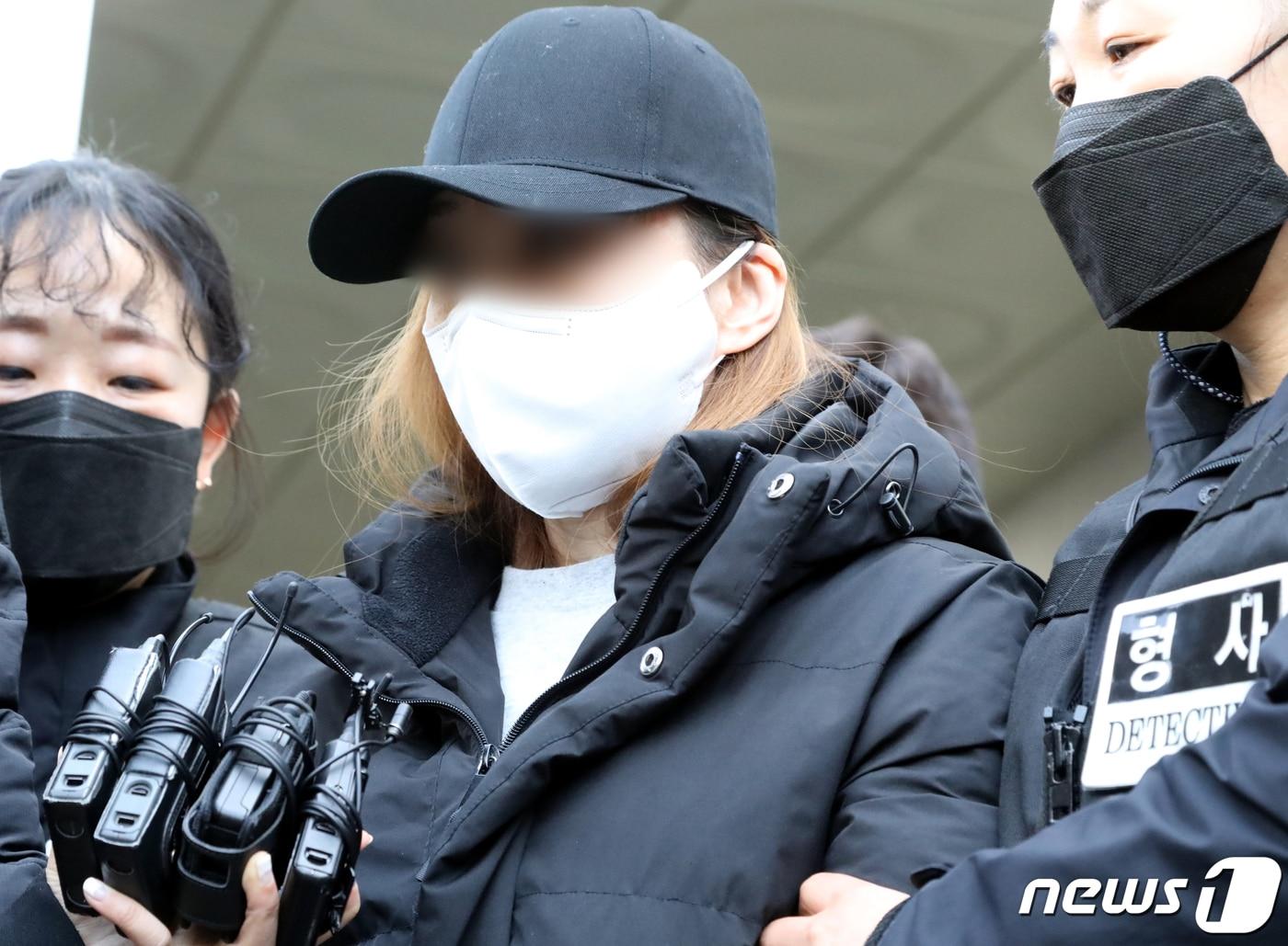 본문 이미지 - 구미 사망 3세아의 40대 친모 석모씨가 17일 검찰로 송치되기 전 구미경찰서를 나서고 있다. 석씨는 " ＂DNA검사 인정하지 않는다. 억울하다＂고 말했다. 2021.3.17 /뉴스1 ⓒ News1 정우용 기자