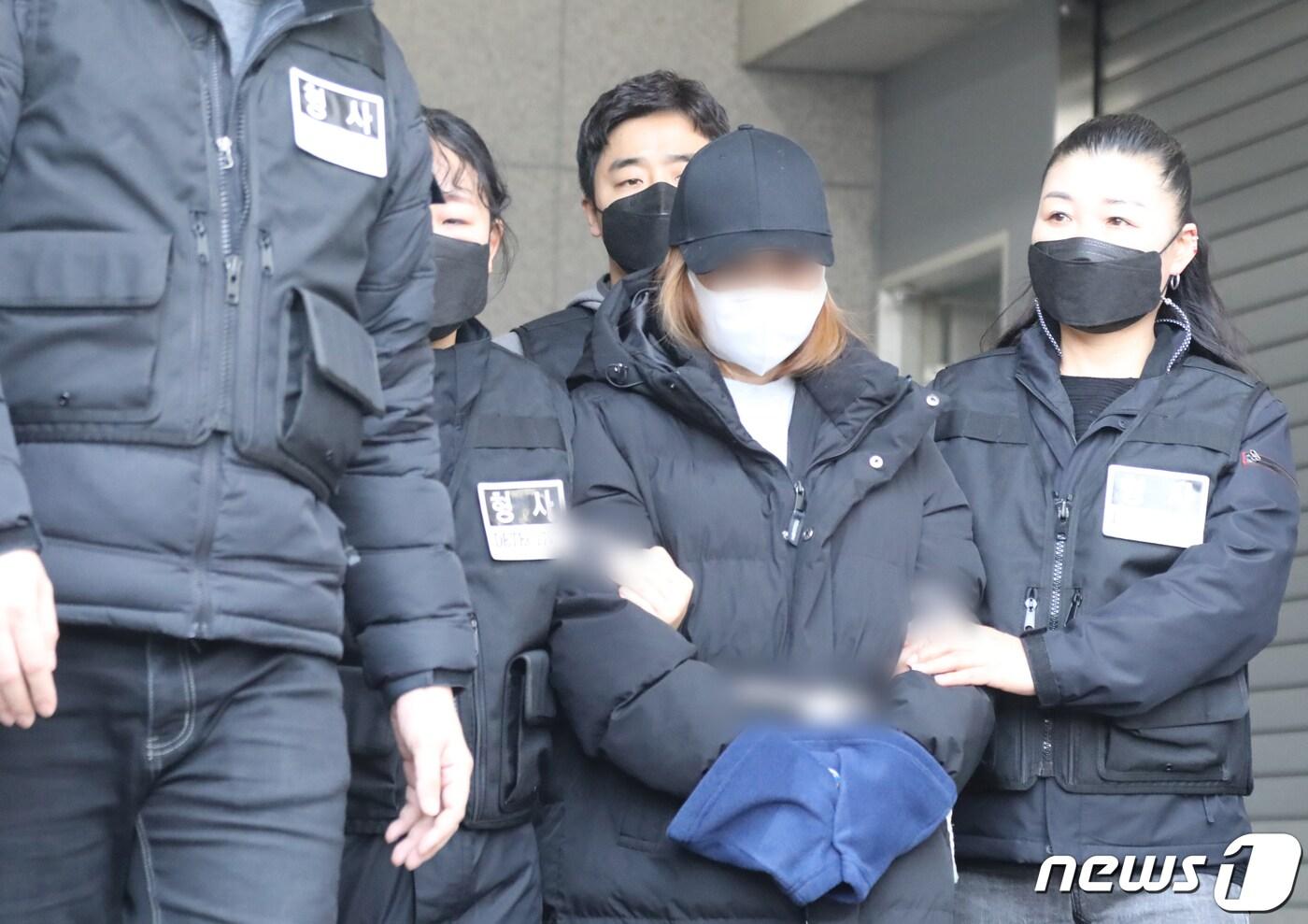 본문 이미지 - 경북 구미서 숨진 3살 여아의 외할머니로 알려졌지만 DNA검사 결과 친모로 밝혀진 A씨가 17일 구미경찰서에서 대구지검 김천지청으로 호송되고 있다. A씨는 취재진의 질문에 "DNA검사 인정하지 못한다. 억울하다＂고 말했다. 2021.3.17 /뉴스1 ⓒ News1 정우용 기자
