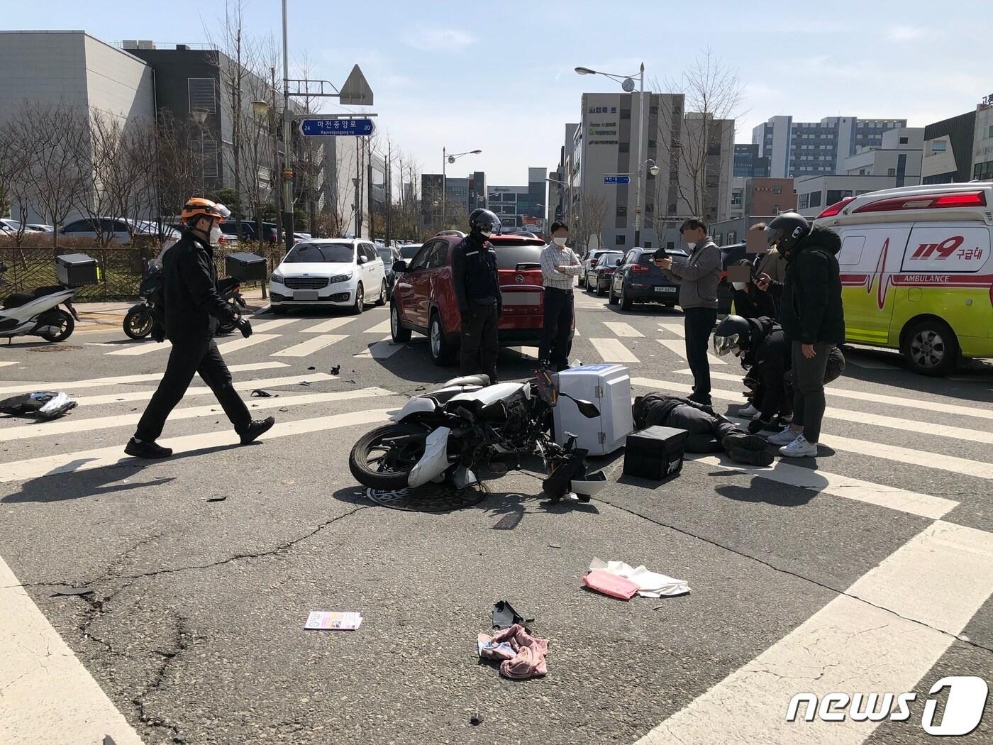 본문 이미지 - 지난 3월17일 오후 1시35분께 전북 전주시 효자동 전북경찰청 인근 교차로에서 스포츠유틸리티차(SUV)와 배달 오토바이가 충돌했다. 이 사고로 오토바이 운전자가 다쳤다.2021.3.17/뉴스1 ⓒ News1 이정민 기자