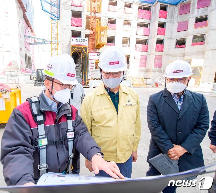 본문 이미지 - 서울 용산구 효창6구역 주택재개발 정비사업 현장에서 성장현 용산구청장(가운데)이 공사 관계자 설명을 듣고 있다(용산구 제공).ⓒ 뉴스1