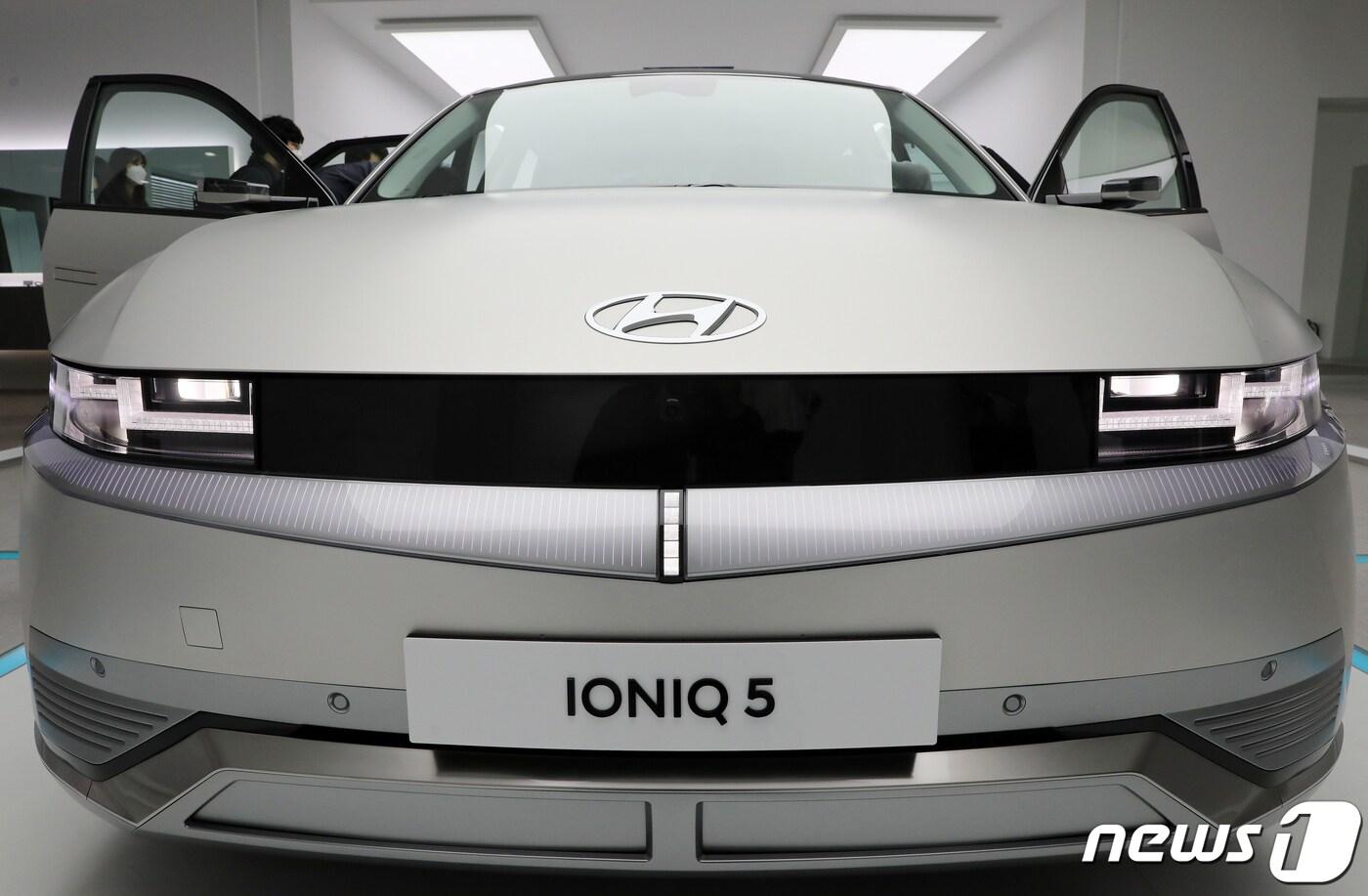 서울 용산구 현대자동차 원효로 사옥에 전시된 아이오닉5. 2021.3.19/뉴스1 ⓒ News1 김진환 기자