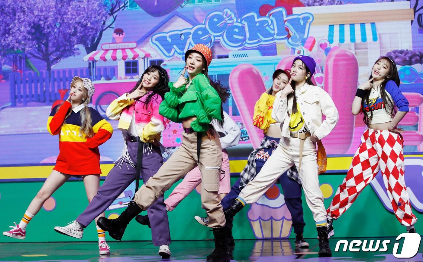 걸그룹 위클리(Weeekly)가 17일 오후 서울 마포구 신한카드 판스퀘어에서 열린 세 번째 미니앨범 '위 플레이(We play)‘에 참석해 화려한 공연을 선보이고 있다. 2021.3.17/뉴스1 ⓒ News1 권현진 기자