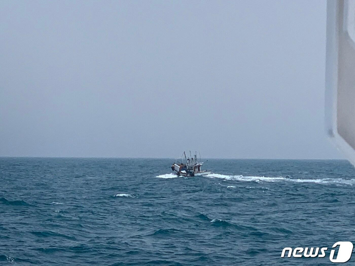 본문 이미지 - 해경의 정선 명령에 불응하고 달아나는 어선.(여수해경 제공)/뉴스1 ⓒ News1