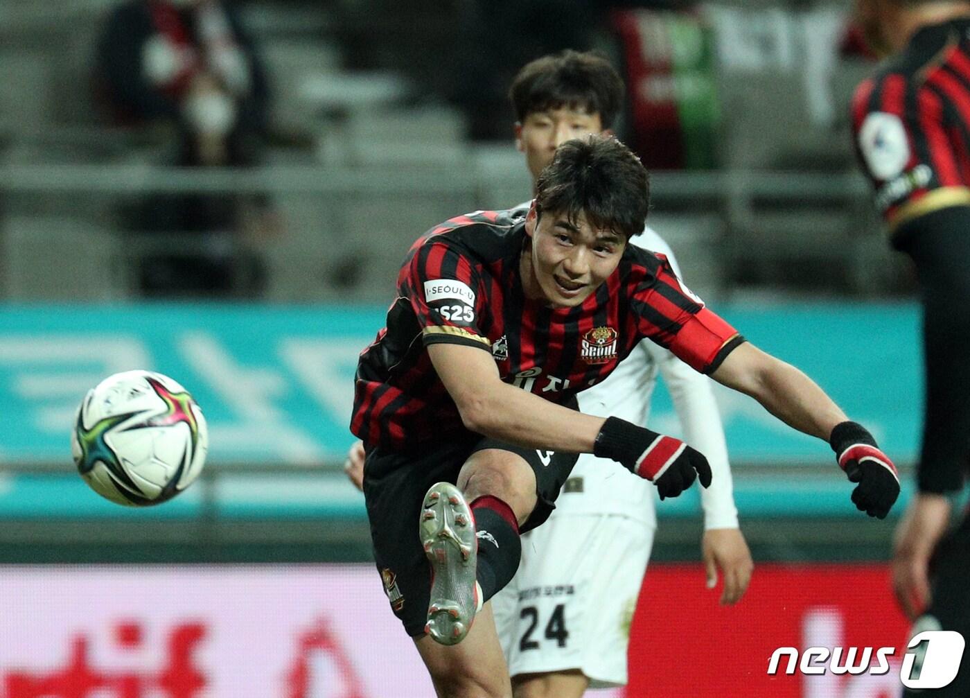 본문 이미지 - 17일 오후 서울 마포구 상암동 서울월드컵경기장에서 열린 프로축구 '하나원큐 K리그1 2021' FC서울과 광주FC의 경기에서 서울 기성용이 역전골을 넣고 있다. 2021.3.17/뉴스1 ⓒ News1 황기선 기자