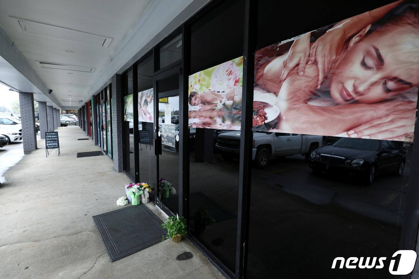 본문 이미지 - 17일(현지시간) 미국 조지아주 애틀랜타 시내에서 8명이 숨진 총기 난사 사건 마사지숍 현장에 희생자를 추모하는 꽃이 놓여 있다.. ⓒ 로이터=뉴스1