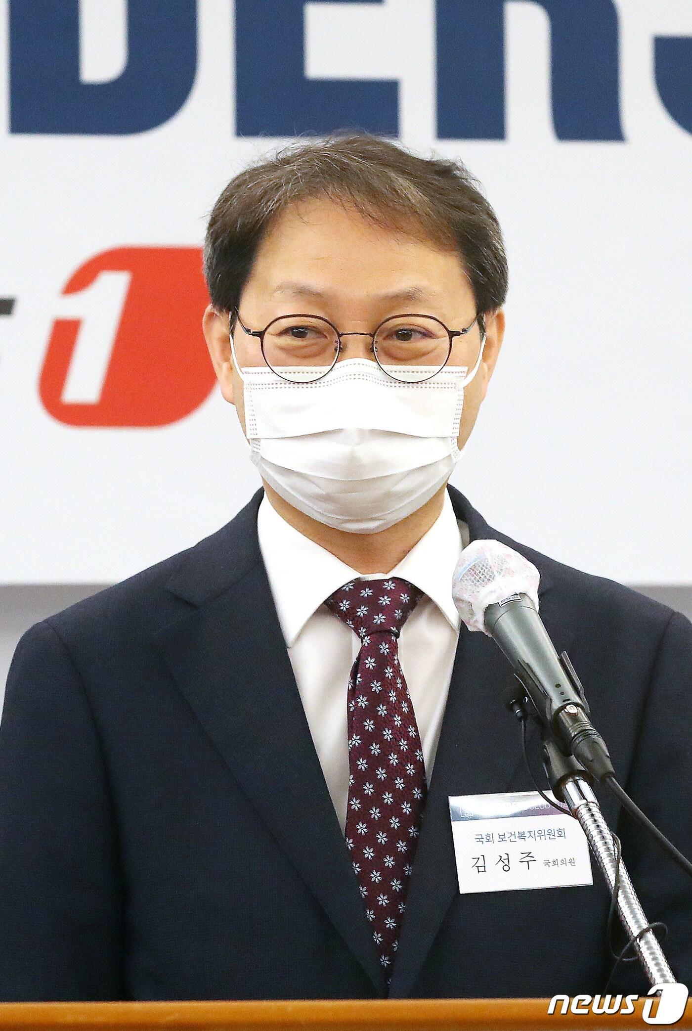 본문 이미지 - 김성주 국회 보건복지위 더불어민주당 간사가 18일 오전 서울 중구 롯데호텔에서 열린 '제13회 뉴스1 바이오리더스클럽 조찬'에서 축사를 하고 있다. 2021.3.18/뉴스1 ⓒ News1 임세영 기자