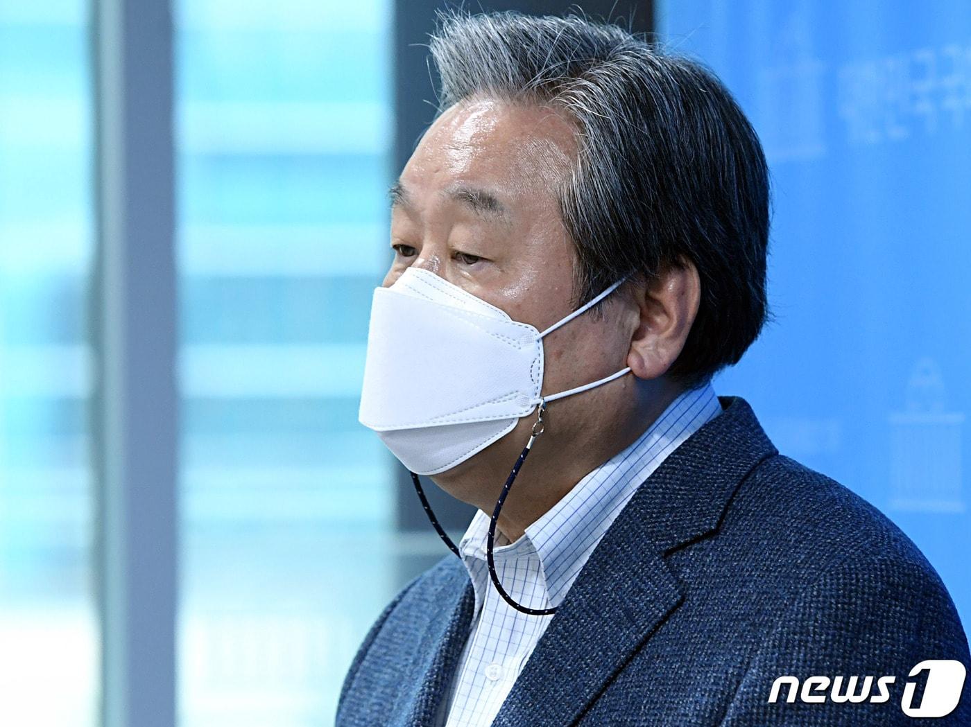 본문 이미지 - 김무성 전 새누리당 대표가 18일 오후 서울 여의도 국회 소통관에서 기자회견을 열고 김종인 비상대책위원장이 단일화에 걸림돌이 되고 있다며 김 위원장의 사퇴를 촉구하고 있다. 2021.3.18/뉴스1 ⓒ News1 신웅수 기자