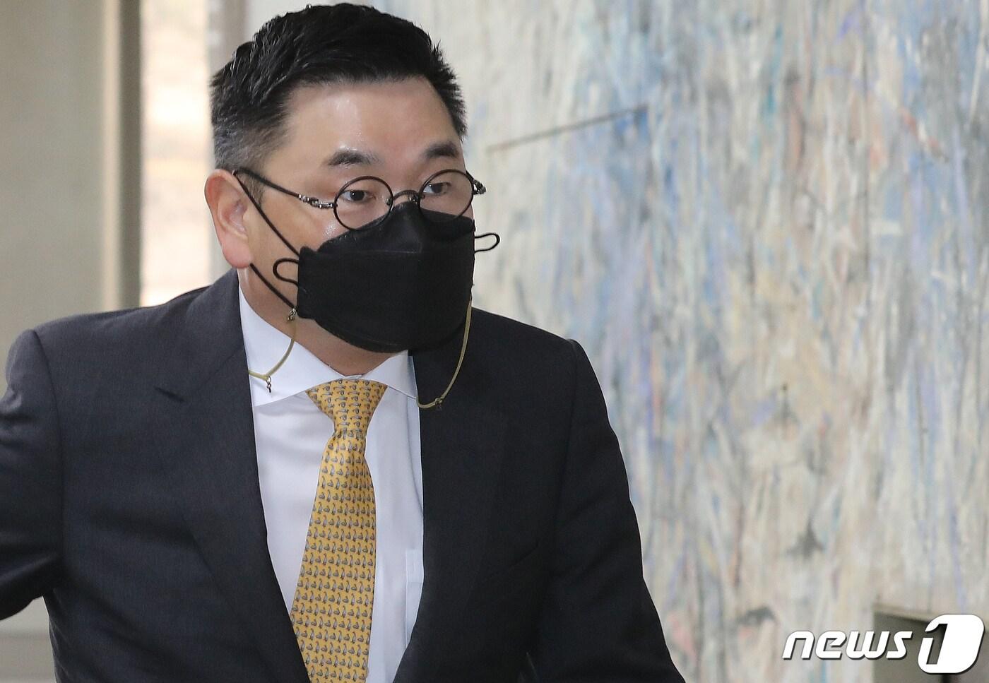 본문 이미지 - 1300억 대 조세포탈 혐의를 받는 LIG그룹 구본상 회장이 18일 오후 서울 서초구 서울중앙지법에서 열린 특정범죄가중법(조세) 위반 1차 공판을 위해 법원에 들어서고 있다. 2021.3.18/뉴스1 ⓒ News1 김진환 기자