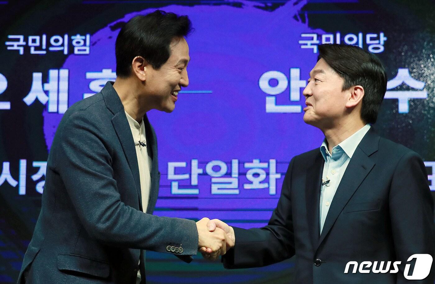 안철수 국민의당 서울시장 후보가 2021년 3월 19일 오전 긴급회견을 갖고 국민의힘 김종인·오세훈 단일화방식을 전격 수용하기로 결정했다. 사진은 오 후보(왼쪽)와 안 후보가 지난 15일 서울 영등포 더플러스 스튜디오에서 열린 단일화 비전발표회를 마친 후 악수하고 있는 모습. 2021.3.19/뉴스1 ⓒ News1 국회사진취재단