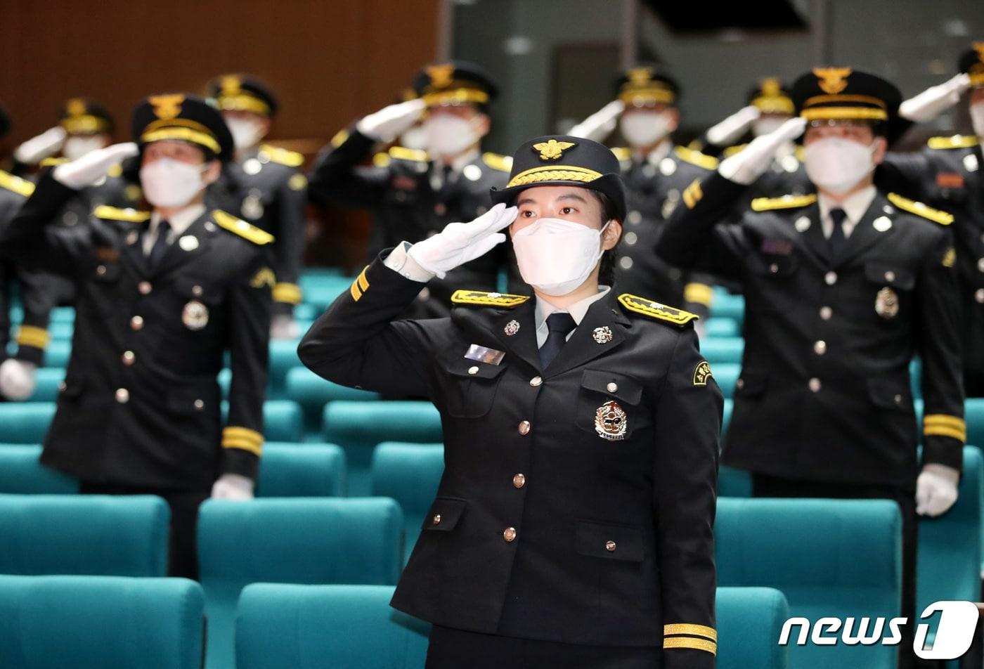 19일 오전 충남 공주 중앙소방학교에서 열린 제26기 소방간부후보생 졸업 및 임용식에서 신임 소방위들이 거수경례를 하고 있다. 2021.3.19/뉴스1 ⓒ News1 김기태 기자