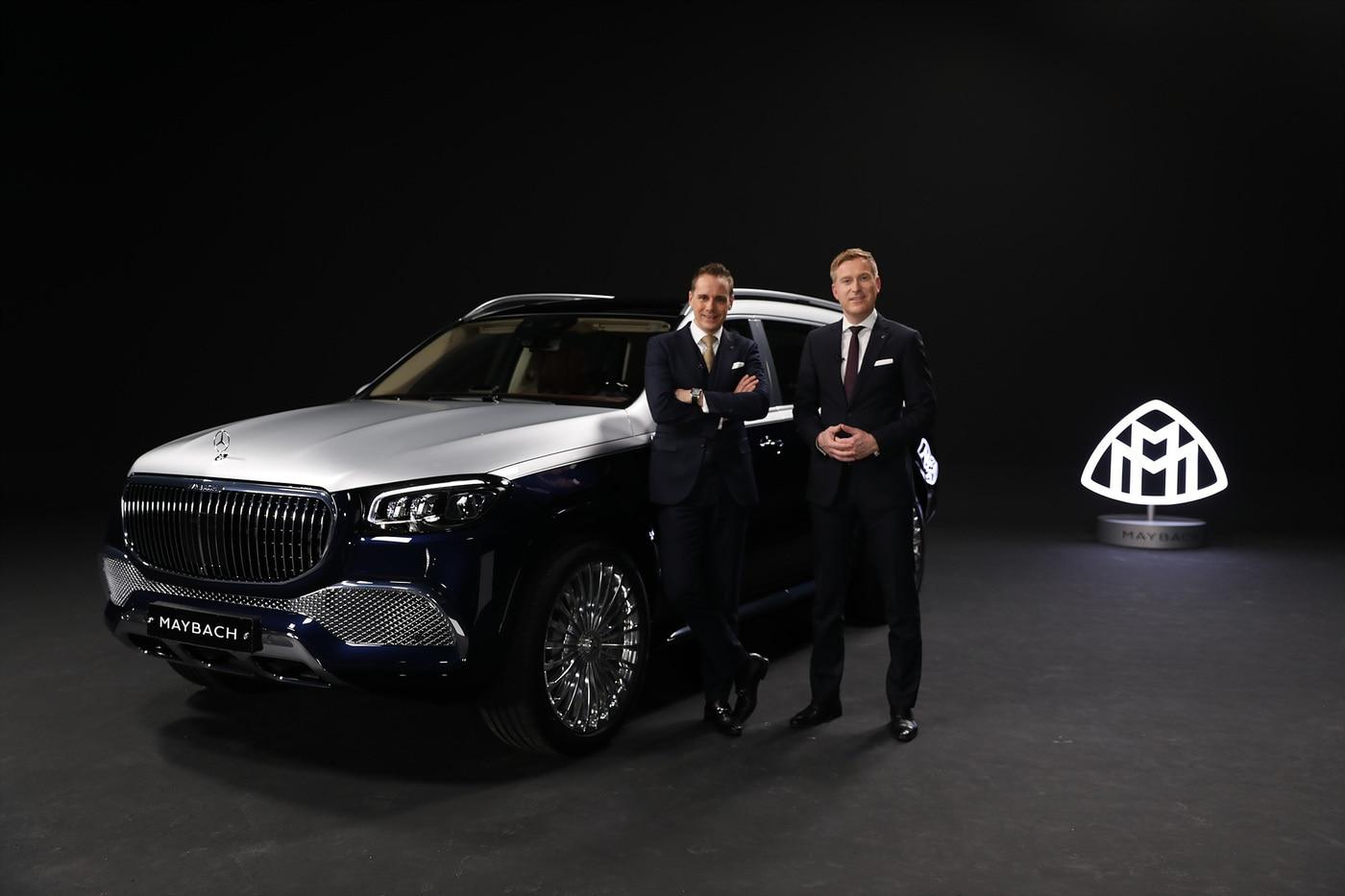 더 뉴 메르세데스-마이바흐 GLS 디지털 쇼케이스에서 메르세데스-벤츠 코리아 마크 레인 제품 & 마케팅 부문 총괄 부사장(왼쪽)과 요하네스 숀 제품 전략 기획팀 상무가 기념촬영을 하고 있다. ⓒ 뉴스1