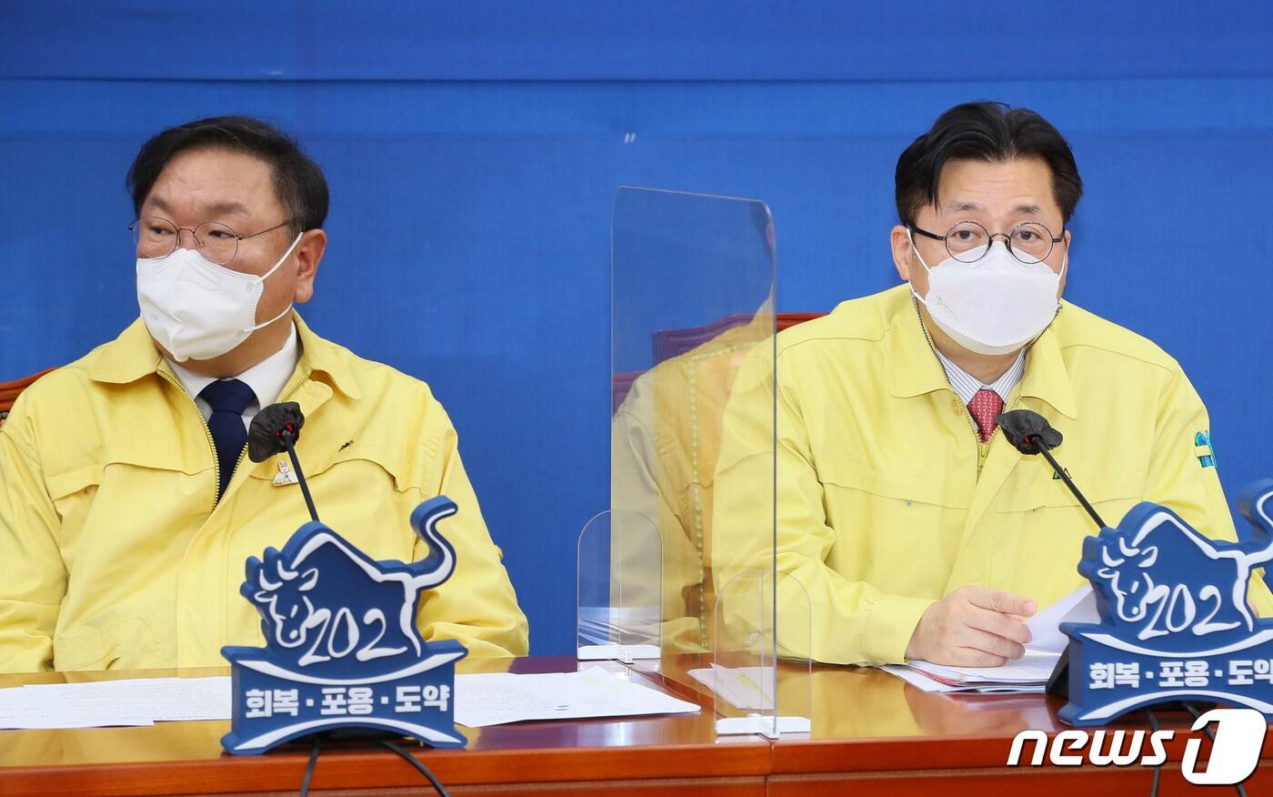 홍익표 더불어민주당 정책위의장이 2일 오전 서울 여의도 국회에서 열린 원내대책회의에서 발언하고 있다. 왼쪽은 김태년 원내대표. 2021.3.2/뉴스1 ⓒ News1 신웅수 기자