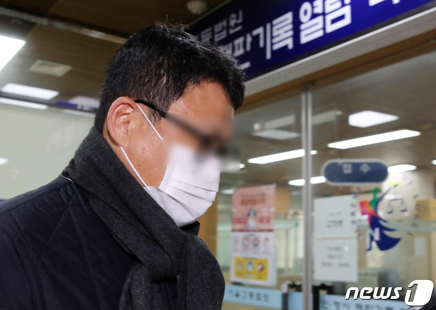 고(故) 김홍영 검사를 폭행한 혐의로 재판에 넘겨진 김대현 전 부장검사가 2일 오전 서초구 서울중앙지방법원에서 열리는 공판에 출석하고 있다. . 2021.3.2/뉴스1 ⓒ News1 구윤성 기자