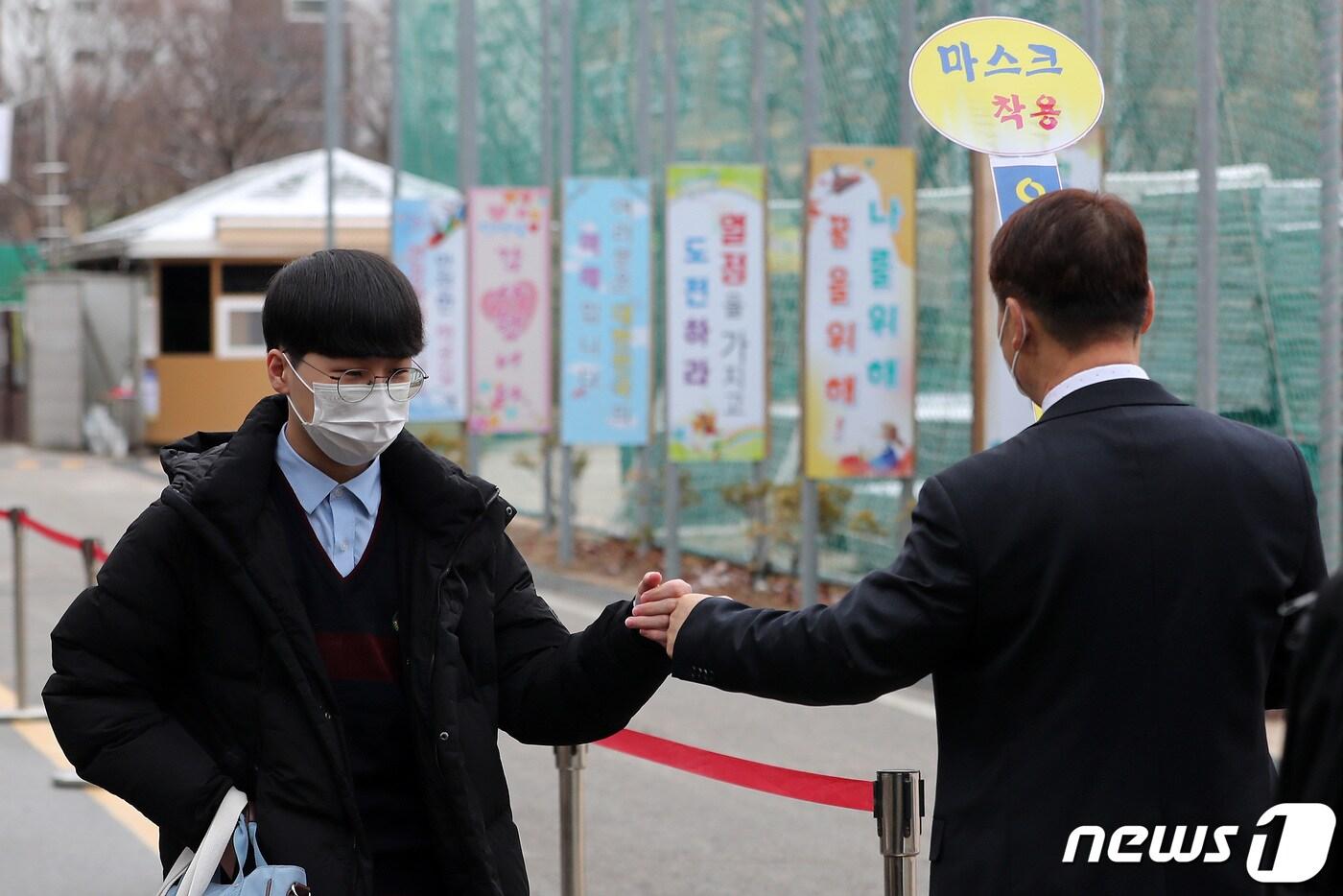 본문 이미지 - 한 학교 등굣길에서 학생과 교장이 인사를 나누고 있다. (사진은 기사 내용과 무관함) / 뉴스1 ⓒ News1 이동해 기자