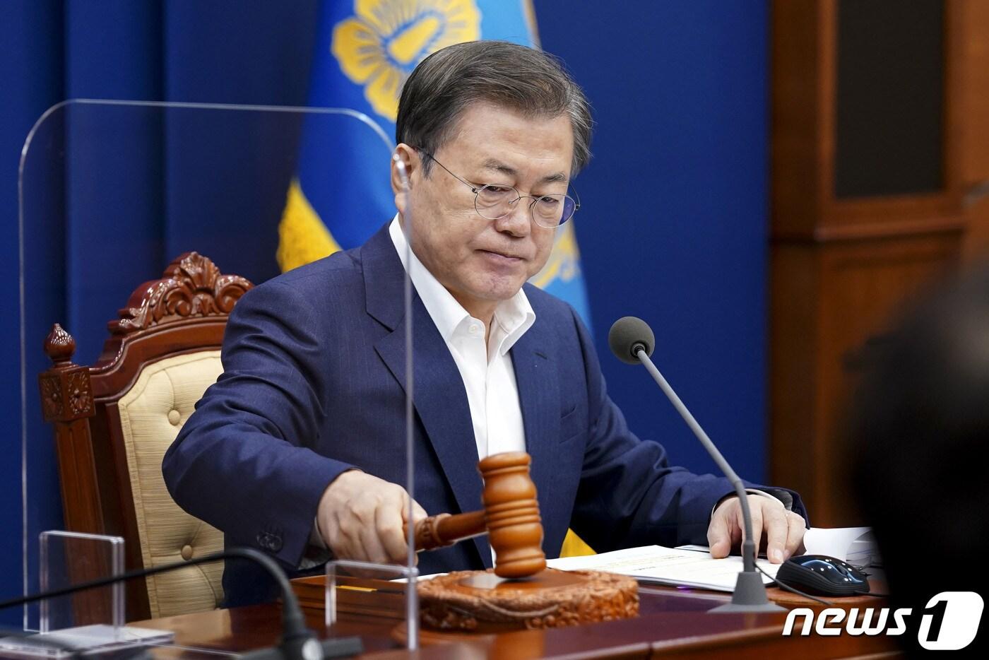 본문 이미지 - 문재인 대통령이 2일 오전 청와대 여민관에서 열린 제9회 국무회의를 주재하고 있다. 2021.3.2/뉴스1 ⓒ News1 이광호 기자