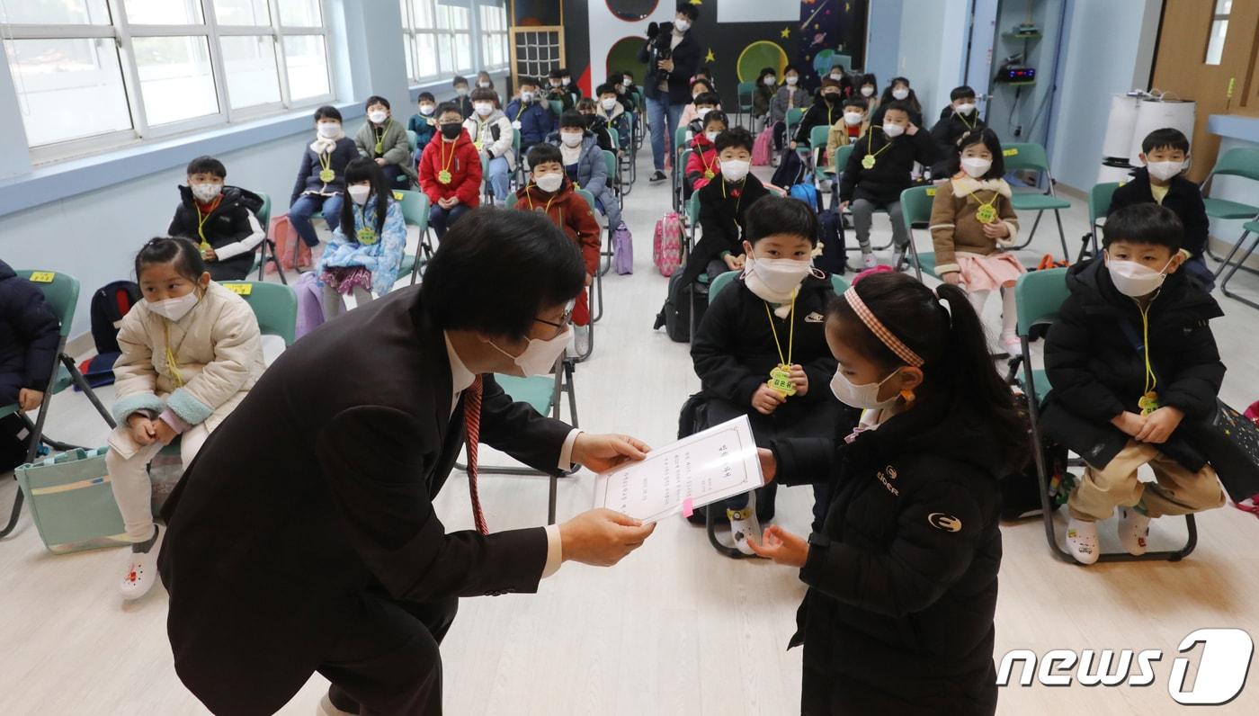 본문 이미지 - 2일 오전 충북 청주시 서원구 사직초등학교 입학식에서 1학년 학생들이 입학 허가서를 받고 있다. 사직초등학교에는 이날 48명의 학생이 입학했다. 2021.3.2 /뉴스1 ⓒ News1 김용빈 기자
