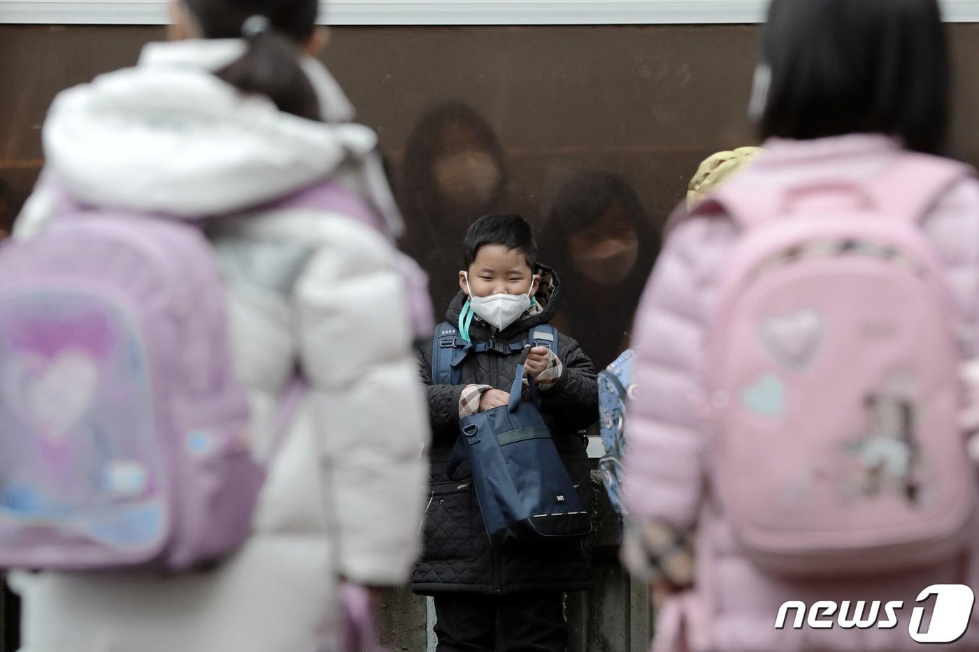본문 이미지 - 2021학년도 신학기 등교가 시작된 2일 오전 경기도 수원시 매여울초등학교에서 신입생들이 교실에 들어가기 위해 대기하고 있다. 2021.3.2/뉴스1 ⓒ News1 조태형 기자