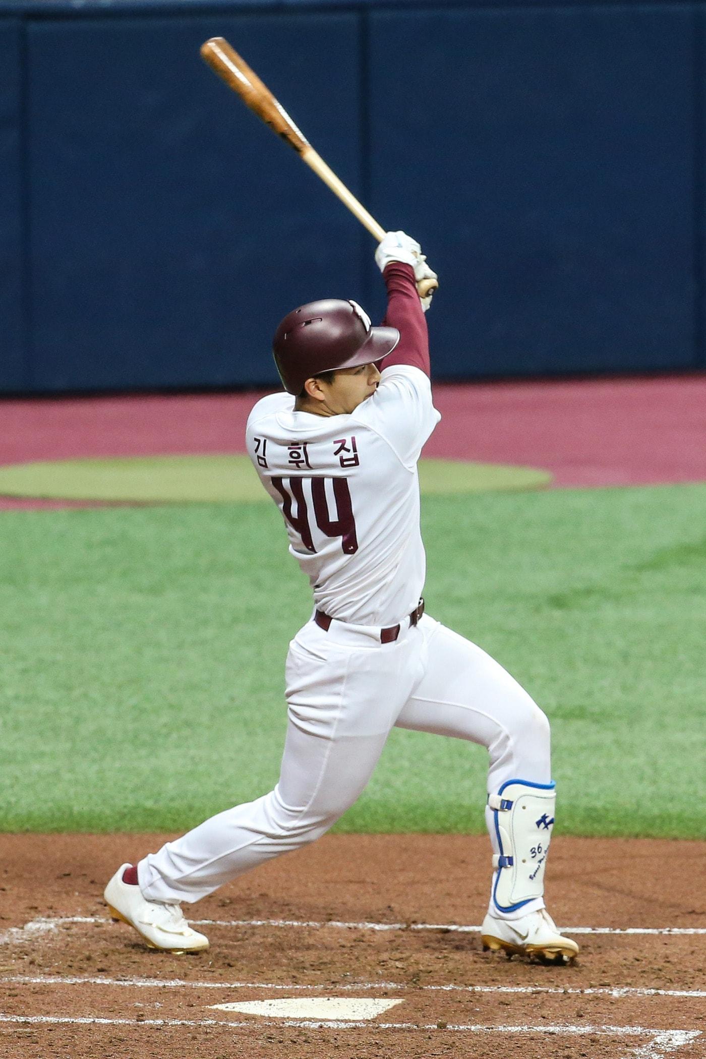 본문 이미지 - 키움 히어로즈 김휘집이 2일 서울 고척스카이돔에서 열린 팀 청백전에서 타격을 하고 있다.(키움 히어로즈 제공) ⓒ 뉴스1