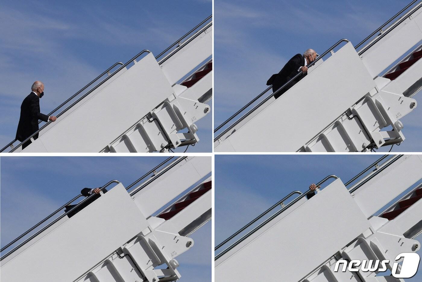 조 바이든 미국 대통령이 2021년 3월19일(현지시간) 에어포스원에 탑승하면서 발을 헛디디고 있다. ⓒ AFP=뉴스1 ⓒ News1 조소영 기자