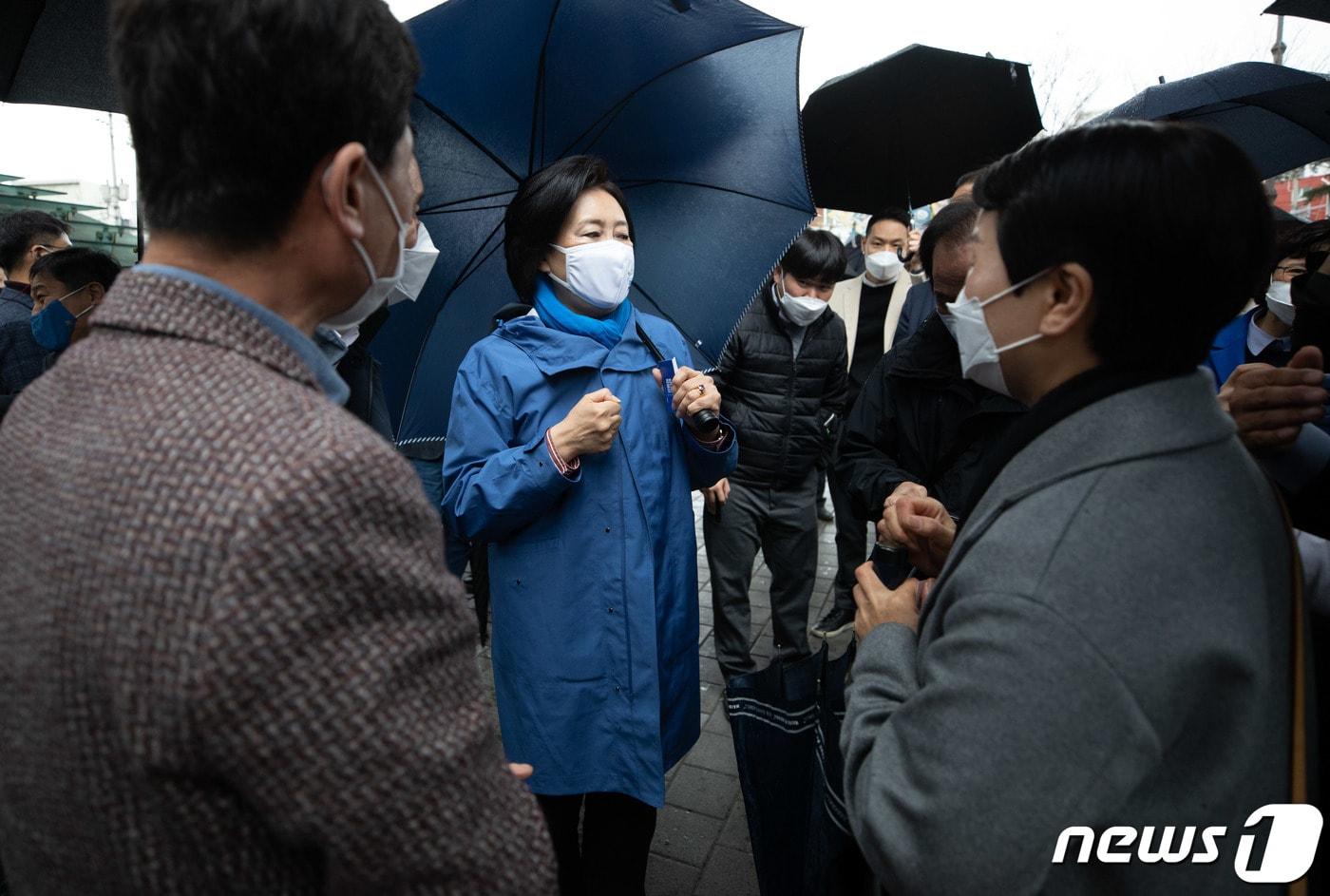 본문 이미지 - 박영선 더불어민주당 서울시장 후보가 20일 오전 서울 성북구 일대에서 시민들과 인사하고 있다. 2021.3.20/뉴스1 ⓒ News1 이재명 기자